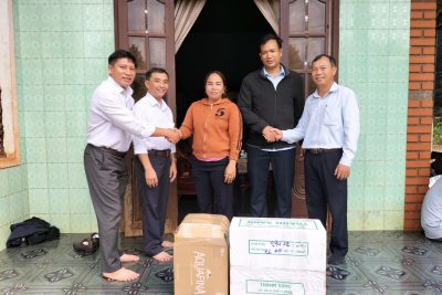 Tặng quà buôn kết nghĩa